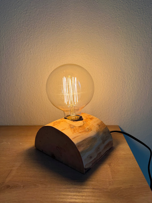 Lampada da tavolo artigianale in legno massello con lampadina vintage