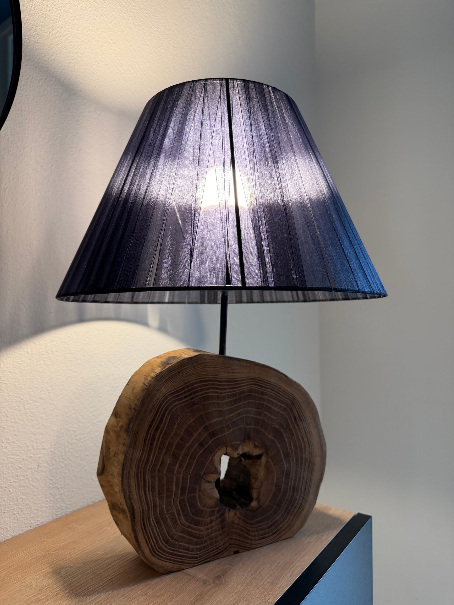 Lampada da tavolo artigianale in legno massello con paralume in tessuto