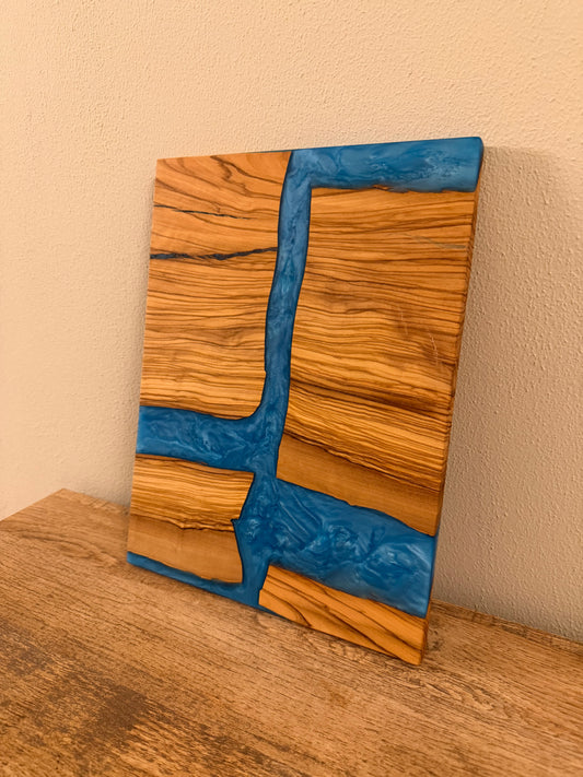 Tagliere in legno di ulivo e resina blu accesa