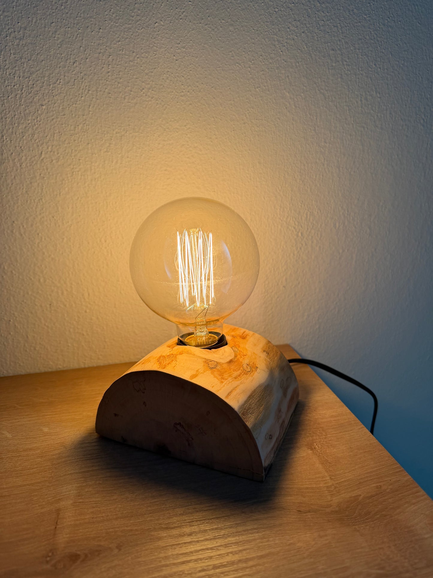 Lampada da tavolo artigianale in legno massello con lampadina vintage