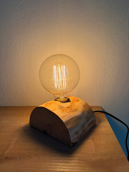 Lampada da tavolo artigianale in legno massello con lampadina vintage
