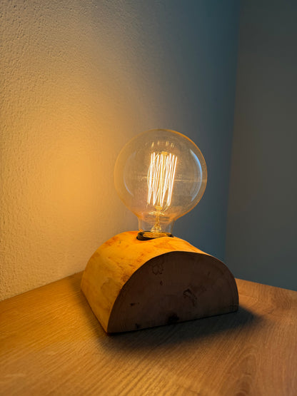 Lampada da tavolo artigianale in legno massello con lampadina vintage