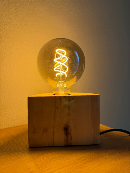 Lampada da tavolo artigianale in legno massello con base a doppia finitura