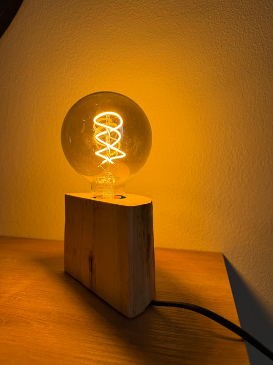 Lampada da tavolo artigianale in legno massello con base a doppia finitura