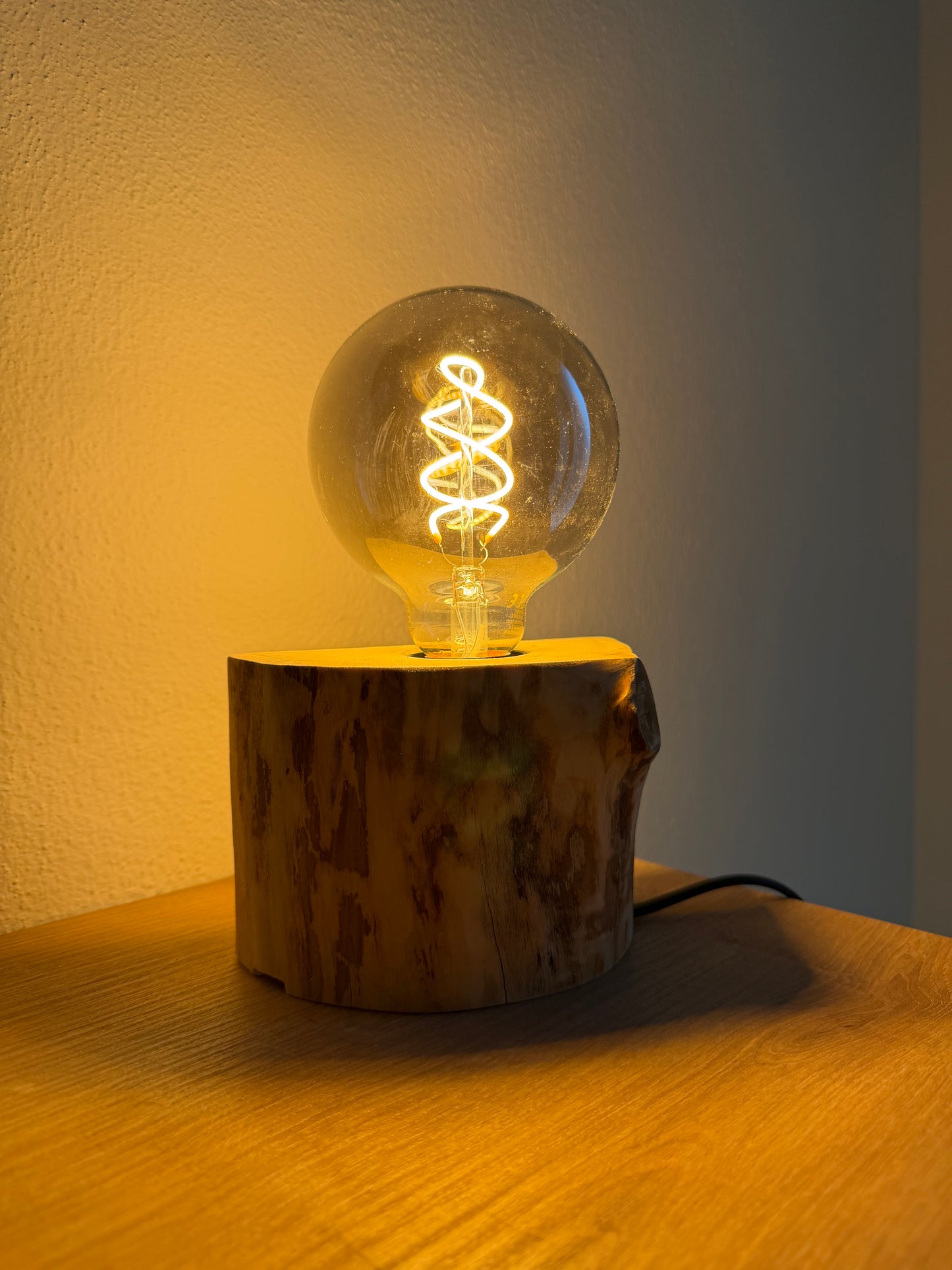 Lampada da tavolo artigianale in legno massello con base a doppia finitura