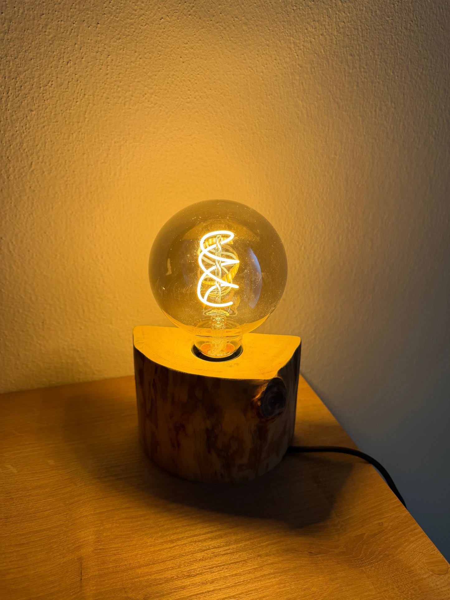 Lampada da tavolo artigianale in legno massello con base a doppia finitura