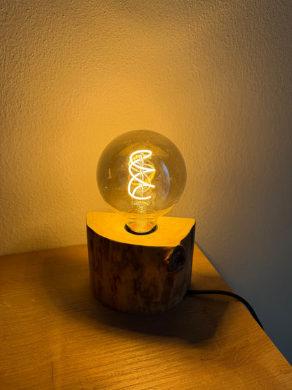 Lampada da tavolo artigianale in legno massello con base a doppia finitura