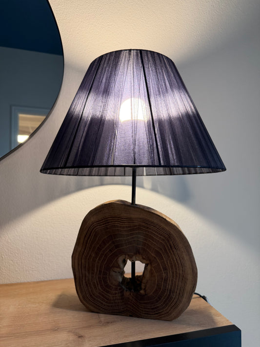 Lampada da tavolo artigianale in legno massello con paralume in tessuto