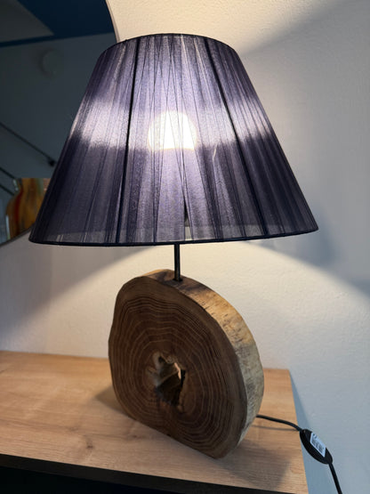 Lampada da tavolo artigianale in legno massello con paralume in tessuto