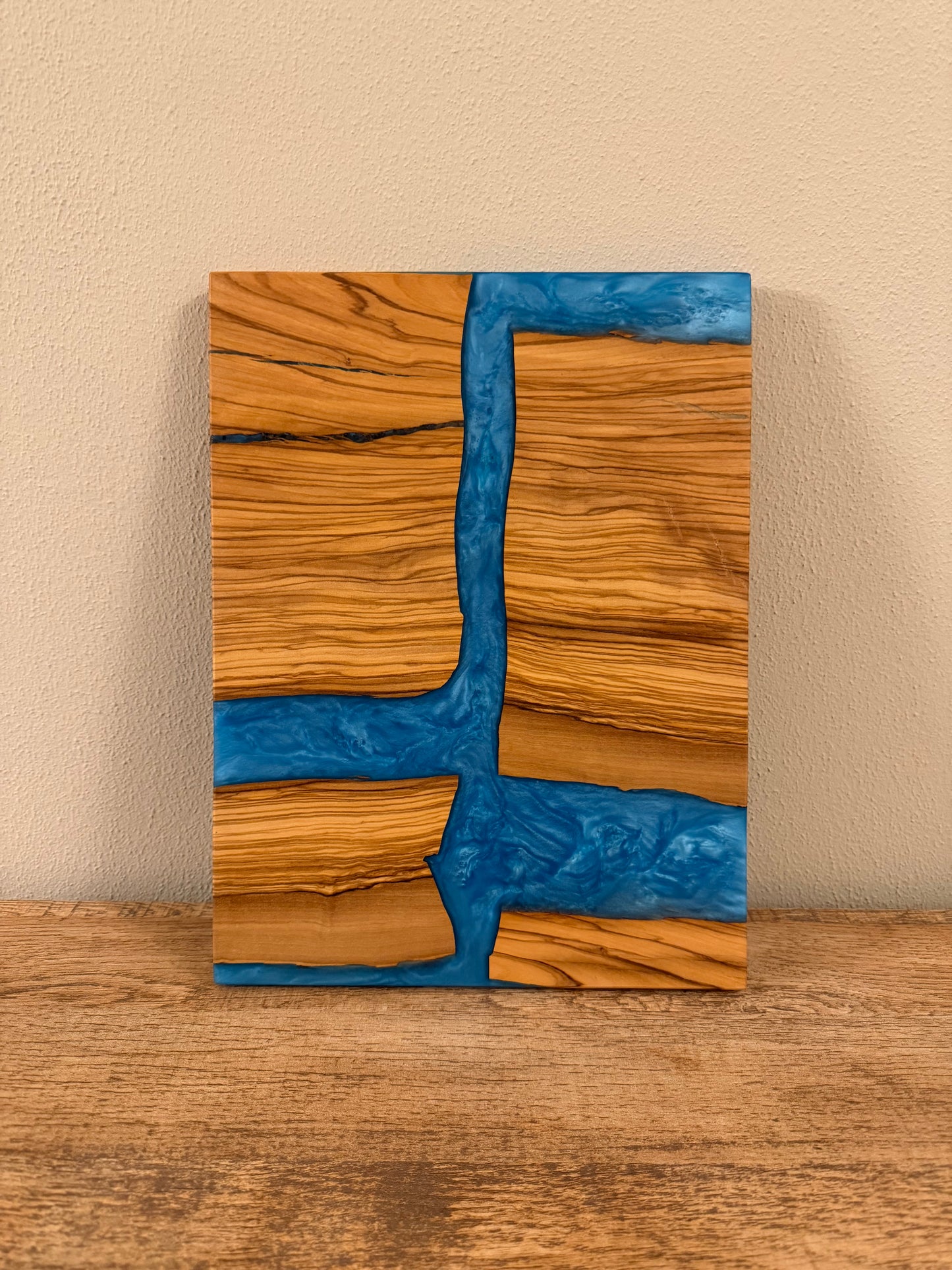 Tagliere in legno di ulivo e resina blu accesa
