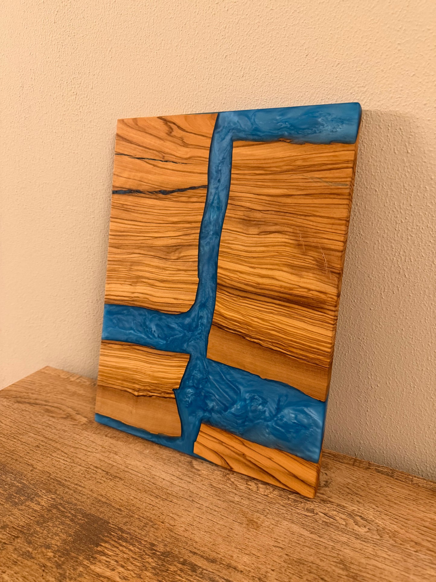Tagliere in legno di ulivo e resina blu accesa