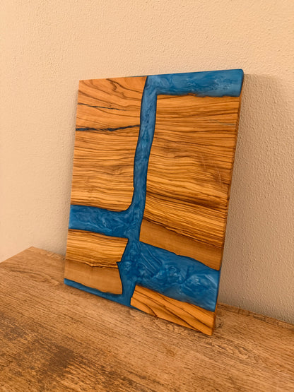 Tagliere in legno di ulivo e resina blu accesa