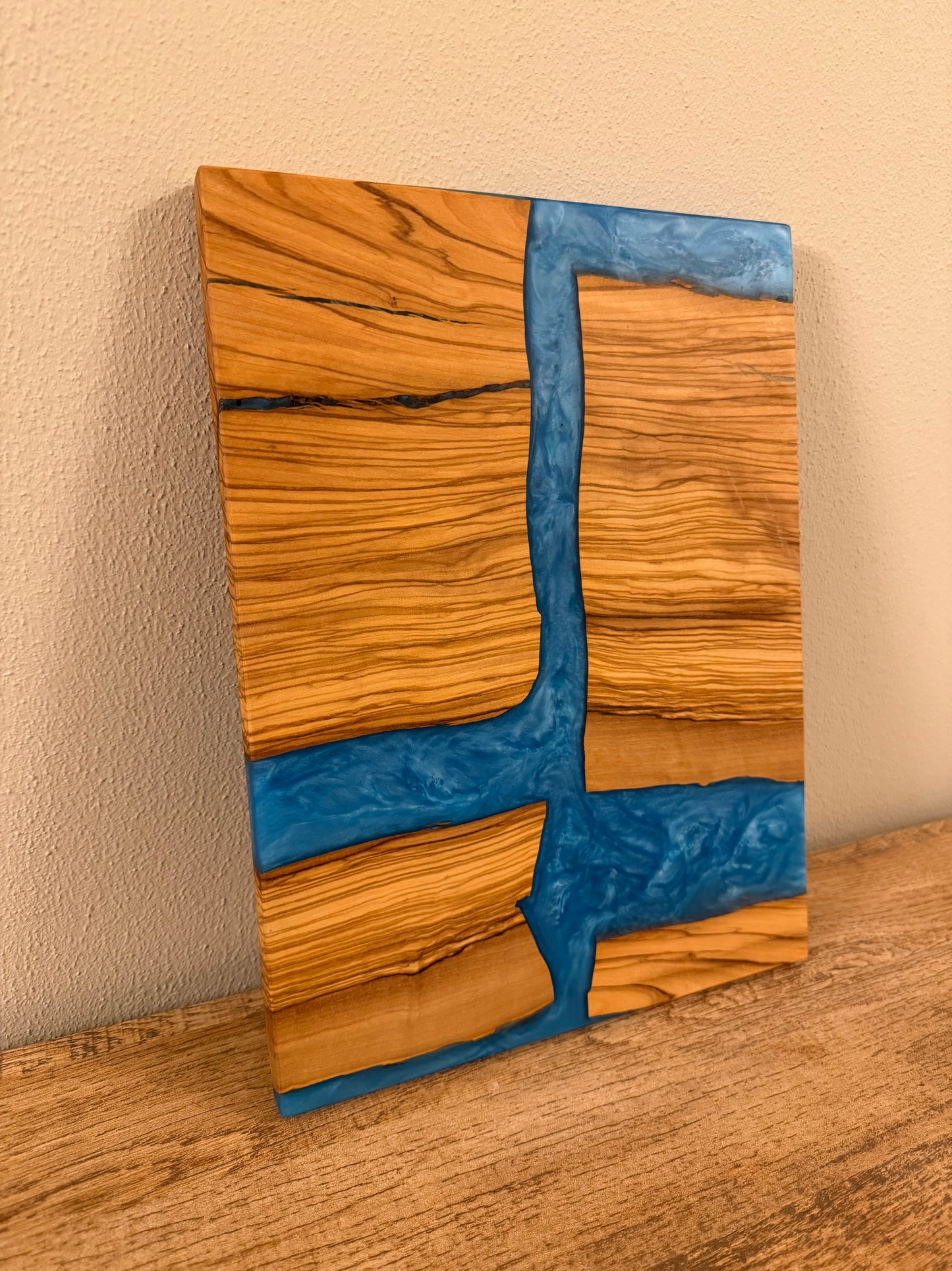 Tagliere in legno di ulivo e resina blu accesa
