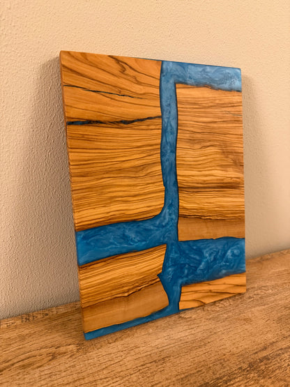 Tagliere in legno di ulivo e resina blu accesa