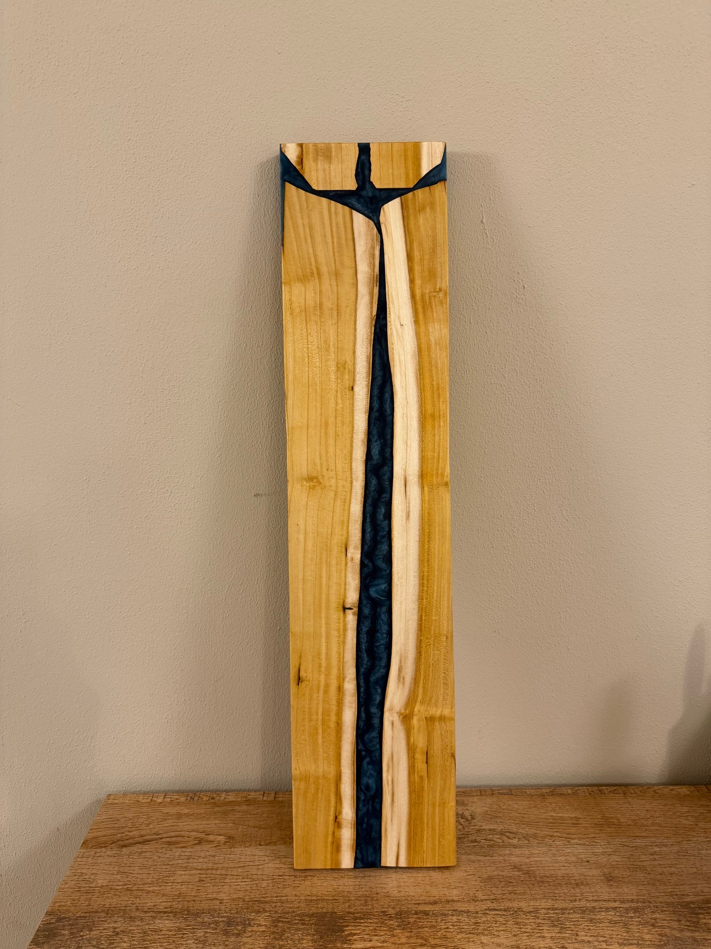 Tagliere in legno massello di gelso e resina epossidica blu notte