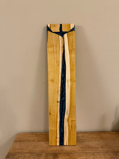 Tagliere in legno massello di gelso e resina epossidica blu notte