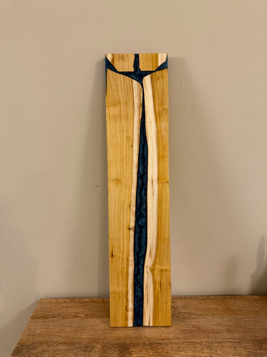 Tagliere in legno massello di gelso e resina epossidica blu notte