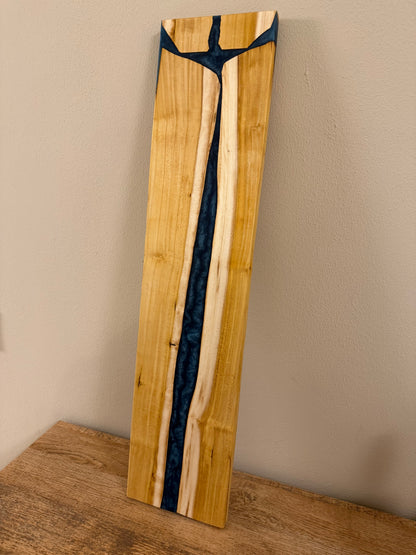 Tagliere in legno massello di gelso e resina epossidica blu notte