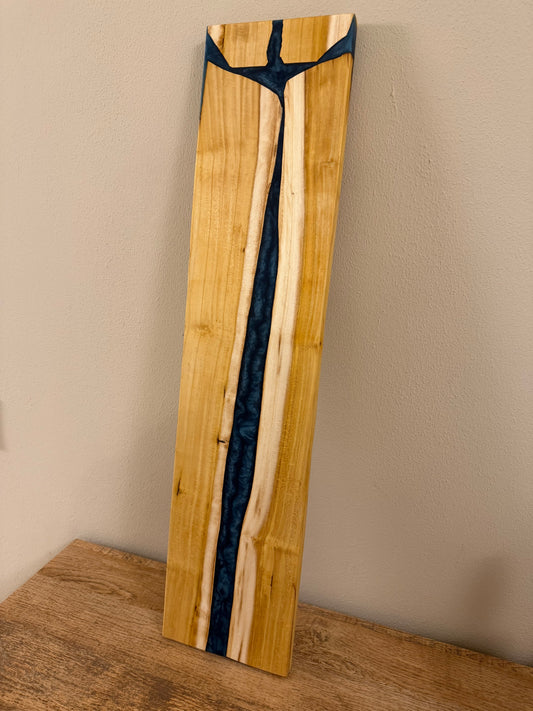 Tagliere in legno massello di gelso e resina epossidica blu notte