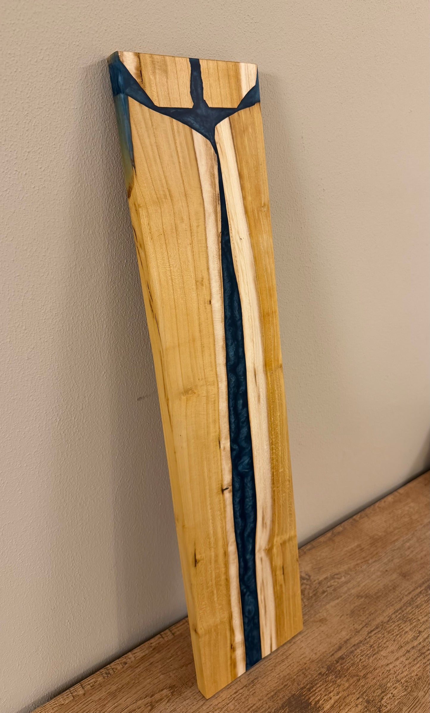 Tagliere in legno massello di gelso e resina epossidica blu notte