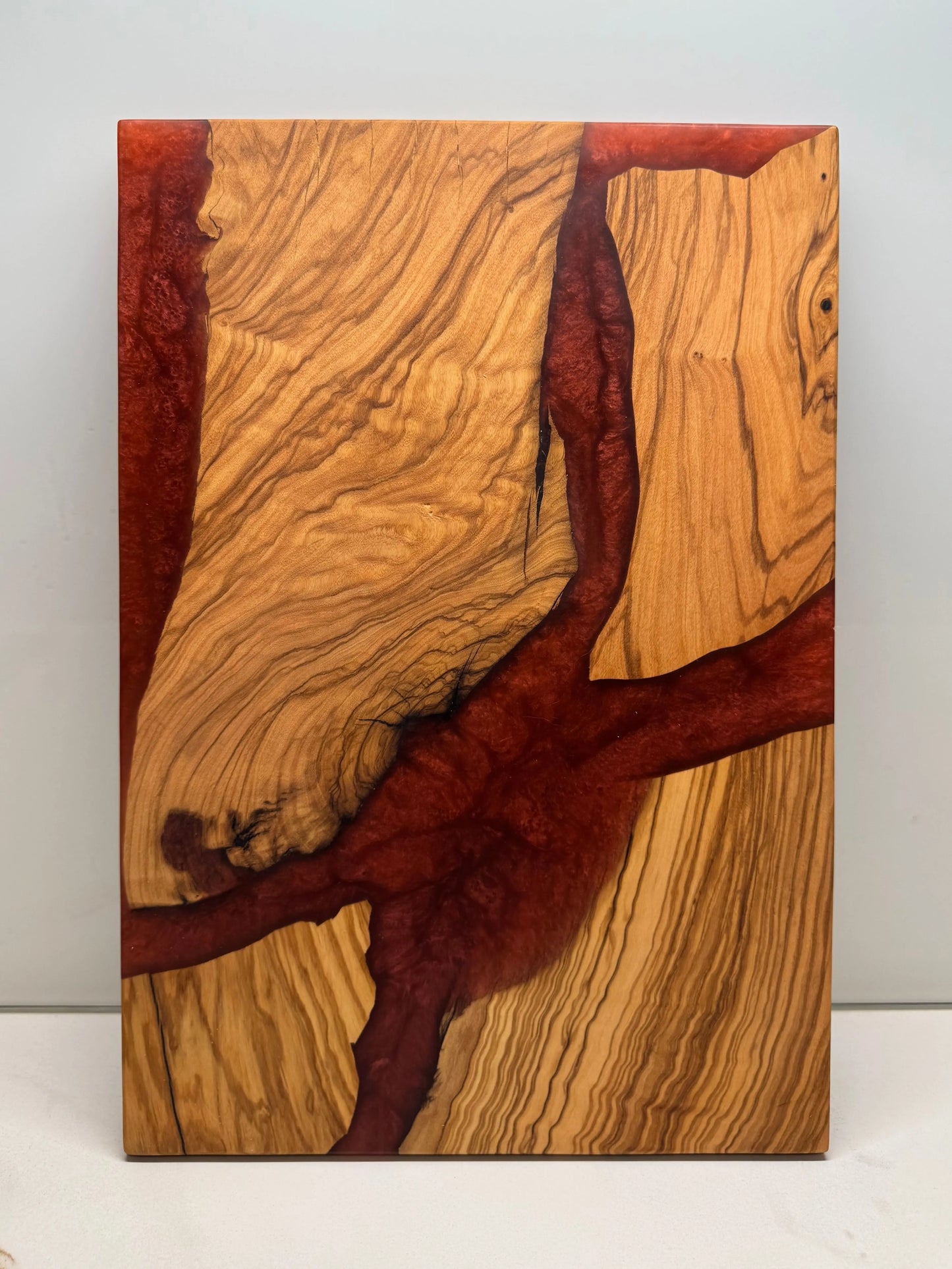 Tagliere in legno di ulivo e resina Rossa VRT