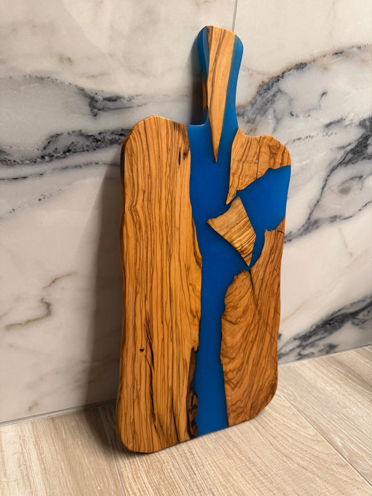Tagliere con manico in legno di ulivo e resina Blu VRT