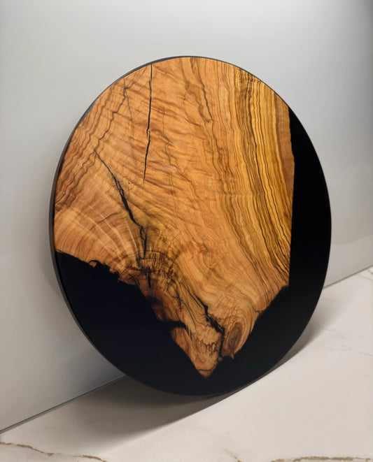 Tagliere tondo in legno di ulivo e resina nera fumè VRT